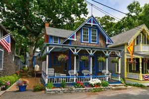 marthas vingård, ma - juli 5, 2020 - snickare gotik stugor med victorian stil, pepparkaka trimma i ek bluffar på marthas vingård, massachusetts, usa. foto