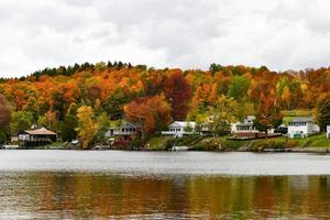 utsikt av sjö elmore stat del med skön höst lövverk och vatten reflektioner på elmore, vermont, USA foto