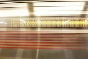 ny york stad - februari 16, 2016 - godkänd tåg på de mta 34: e gata tunnelbana station, härold fyrkant i ny york stad. foto