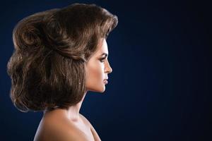 modell med skön frisyr tillverkad förbi professionell frisör foto