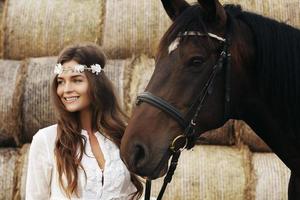 söt ung kvinna och henne skön häst foto