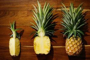 platt lägga av ananas frukt på trä- yta foto