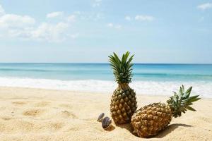 ananas frukt och solglasögon foto