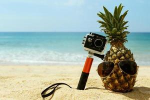 ananas, solglasögon och actionkamera foto