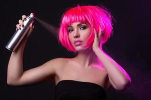 poträtt av ung kvinna med rosa hår foto