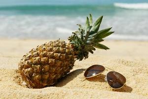 ananas frukt och solglasögon foto