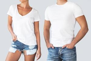 man och kvinna bär en vit bomull skjorta med tömma Plats för din text eller logotyp foto