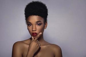 ung afrikansk modell med en skön smink foto