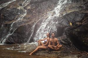 par är Sammanträde under de kall vattenfall under varm dag foto