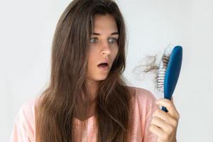 ung kvinna är upprörd eftersom av hår förlust foto
