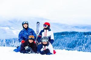 grupp av vänner med åka skidor gående på en åka skidor tillflykt foto