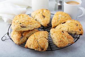 hemlagad choklad chip scones foto