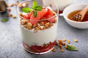 grapefrukt granola och yoghurt parfait foto