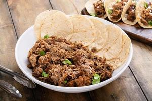 mexikansk fläsk carnitas weith majs tortillas, redo till äta foto