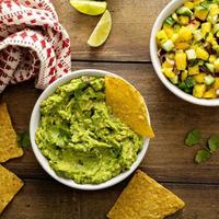 tortilla pommes frites med dips, guacamole och salsa foto