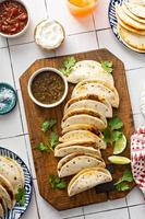 bakad tacos med mexikansk strimlad nötkött och ost foto
