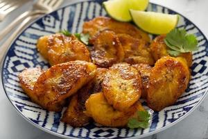 friterad caramelized plantains eras med kalk kilar foto