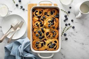 sommar frukost aning, blåbär kanel rullar i en bakning maträtt foto