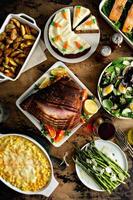 påsk middag tabell med skinka, sparris och kaka foto