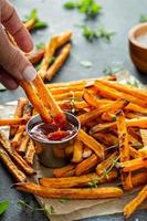 ljuv potatis frites med såser foto