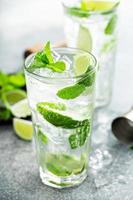 uppfriskande mojito cocktail med kalk och mynta foto