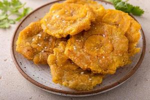 tostones, traditionell carribean maträtt, dubbelt friterad plantains foto