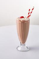 choklad milkshake med vispad grädde foto