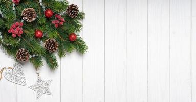 jul bakgrund med gran träd och dekor. topp se, platt lägga med kopia Plats foto