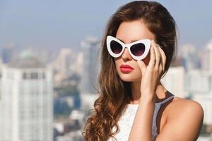 porträtt av skön ung kvinna bär solglasögon foto