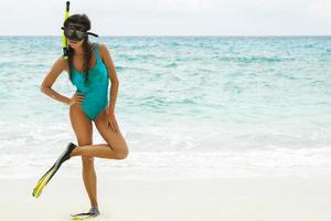 skön ung kvinna efter snorkling på de strand foto