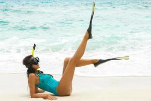 skön ung kvinna efter snorkling på de strand foto