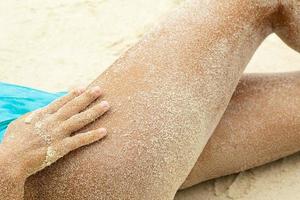 sexig kvinna rumpa täckt med sand på strand foto