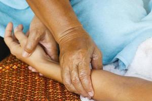 närbild av kvinna hand under traditionell thai massage foto