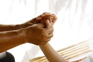 närbild av kvinna hand under traditionell thai massage foto