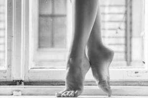 närbild av skön kvinna ben på de fönsterkarm foto
