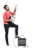 kille med en gitarr på vit bakgrund foto