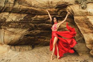 skön och sensuell kvinna bär lyx röd klänning foto