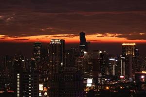 se av de modern bangkok stad under solnedgång foto