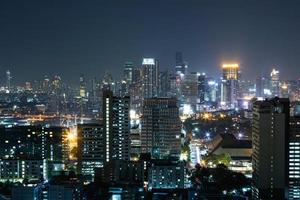 naturskön se av modern bangkok stad på natt foto