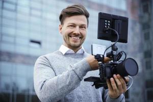 professionell videographer med en modern kamera rigg foto