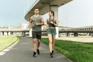 sportigt par under joggning träna på stad gata foto