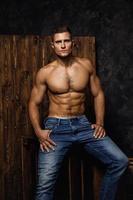 porträtt av stilig muskulös och sexig man bär jeans foto