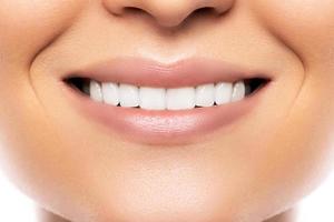skön kvinna leende med en vit tänder foto