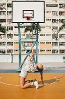 ung eleganta kvinna är Framställ på de choi hängd egendom basketboll domstol foto