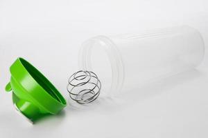 grön protein shaker med blandning boll på vit foto
