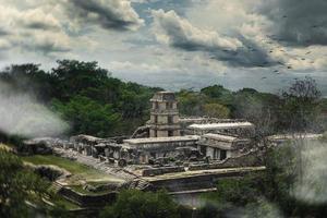 mystisk gammal mayan stad dold i de vild djungel foto