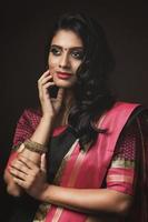 skön indisk kvinna bär traditionell sari klänning foto