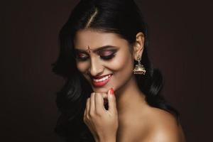 porträtt av indisk kvinna med skön smink och frisyr foto