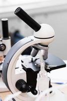 professionell mikroskop på en arbetsplats i en laboratorium foto