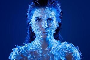 kvinna ansikte täckt med en massa små bitar av glas eller is foto